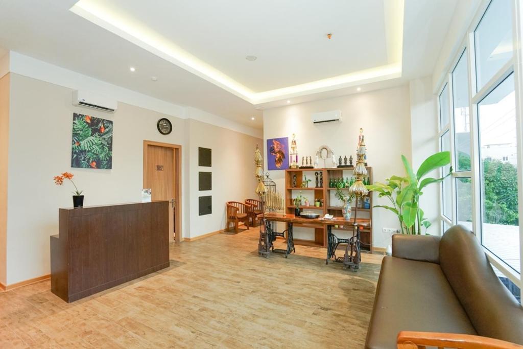 מדאן Deli Hotel מראה חיצוני תמונה