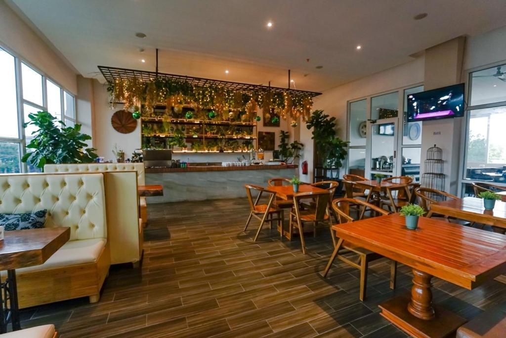 מדאן Deli Hotel מראה חיצוני תמונה
