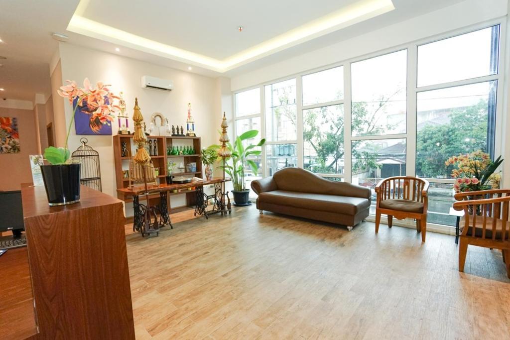מדאן Deli Hotel מראה חיצוני תמונה