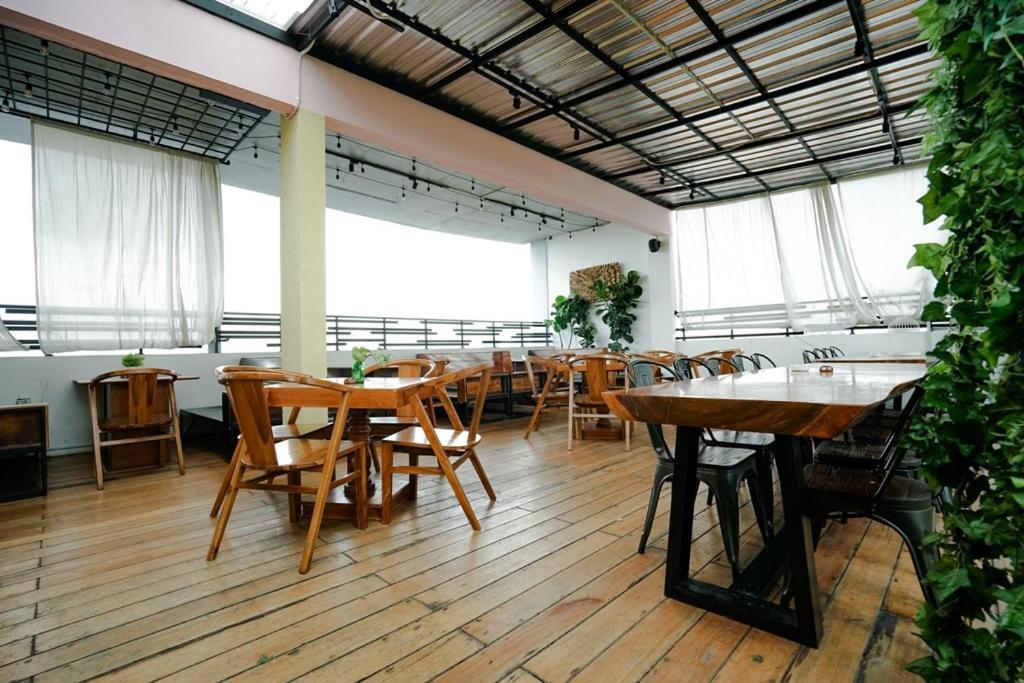 מדאן Deli Hotel מראה חיצוני תמונה