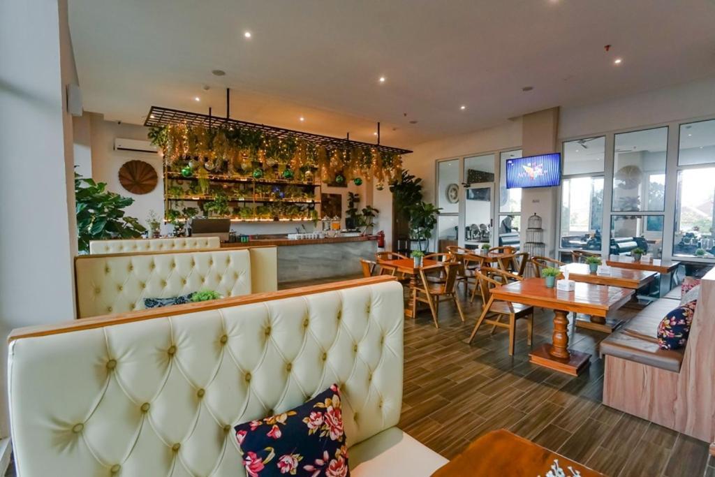 מדאן Deli Hotel מראה חיצוני תמונה