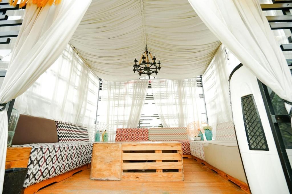 מדאן Deli Hotel מראה חיצוני תמונה