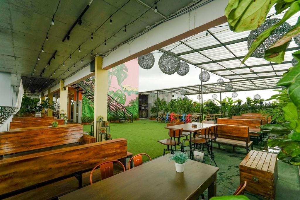 מדאן Deli Hotel מראה חיצוני תמונה